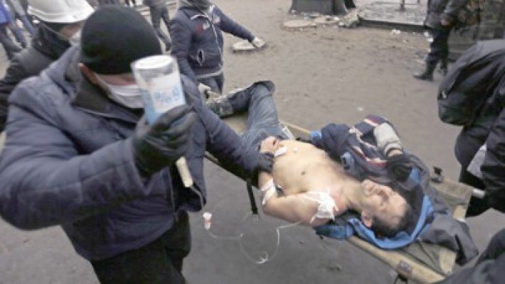 Baie de sânge la Kiev: 100 de morţi. Poliţia are permisiunea să tragă